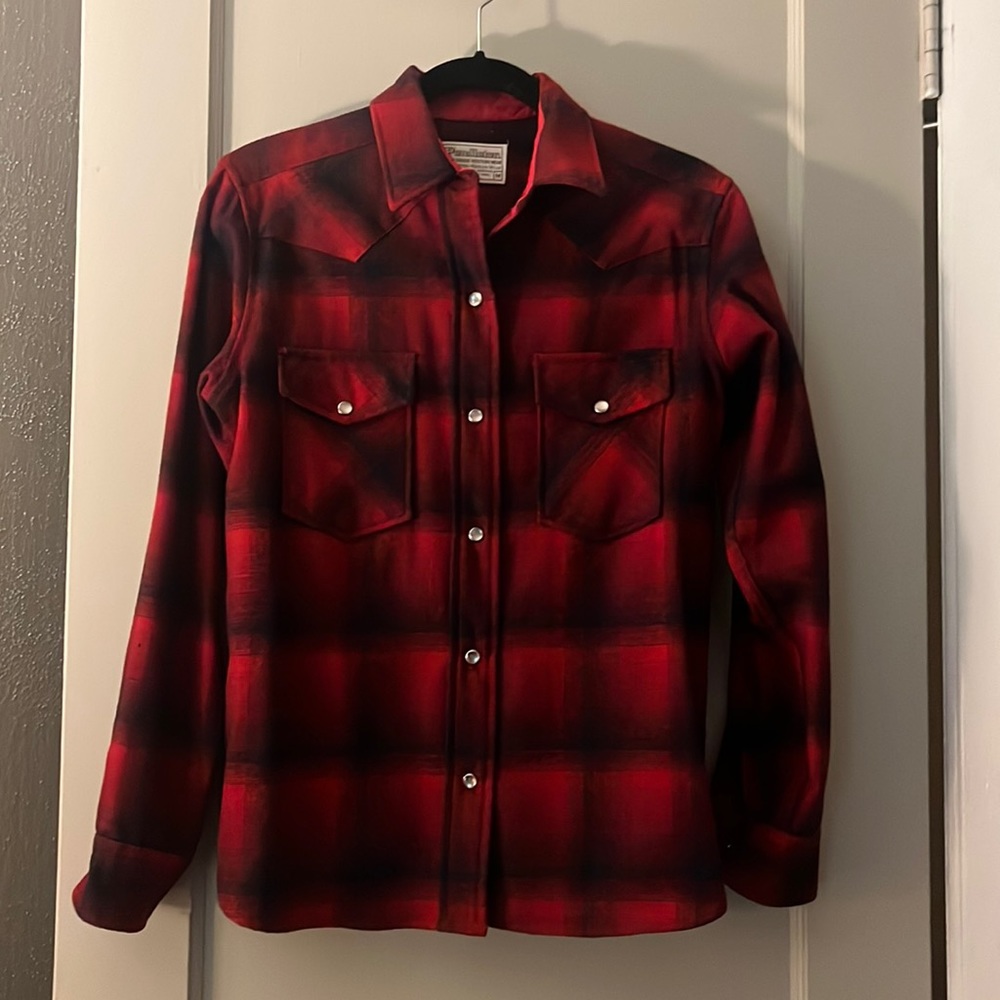 Gorgeous like new vintage women’s Pendleton western style shirt.
